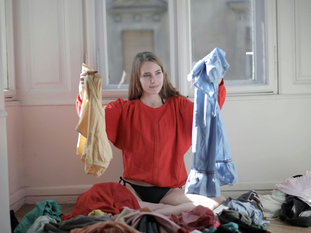 4 είδη που πρέπει να πλένεις σε ζεστό νερό, σύμφωνα με ειδικούς στη φροντίδα υφασμάτων