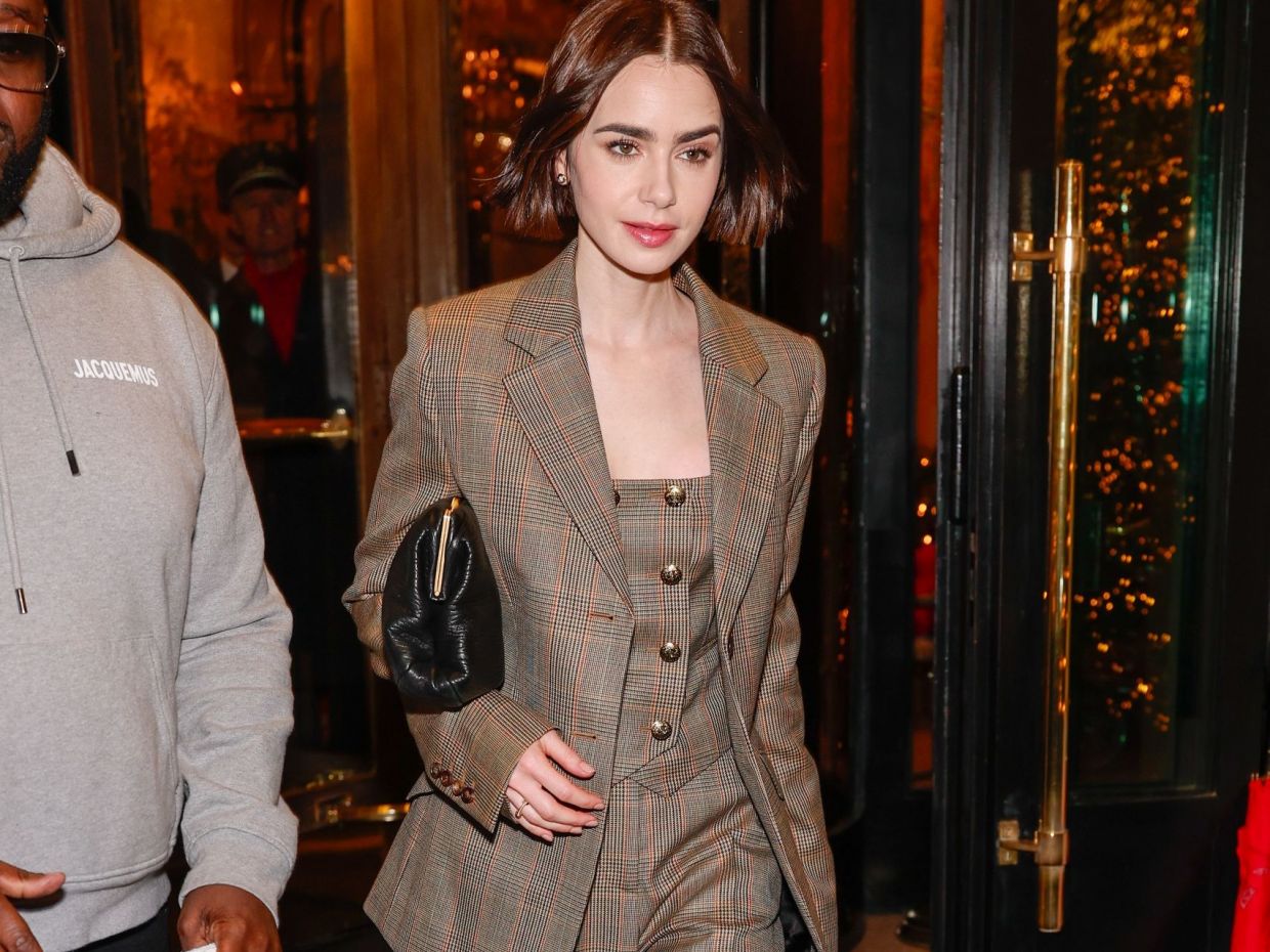 Το καρό σύνολο της Lily Collins και η διαχρονικότητα του καρό blazer για κάθε περίσταση