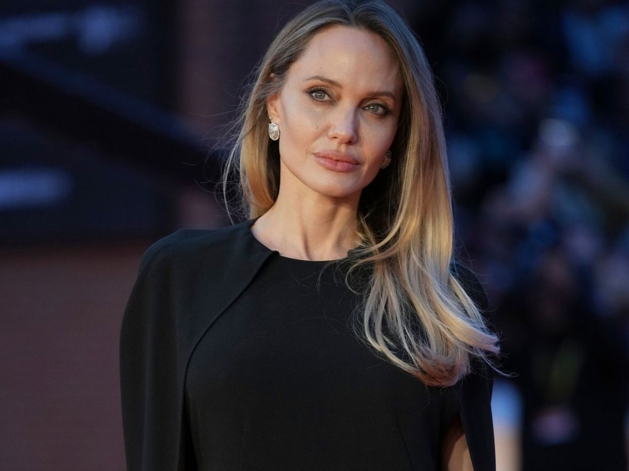 Στην πιο αληθινή της εικόνα, η Jolie έδειξε τις ουλές της μαστεκτομής στέλνοντας ένα μήνυμα ζωής