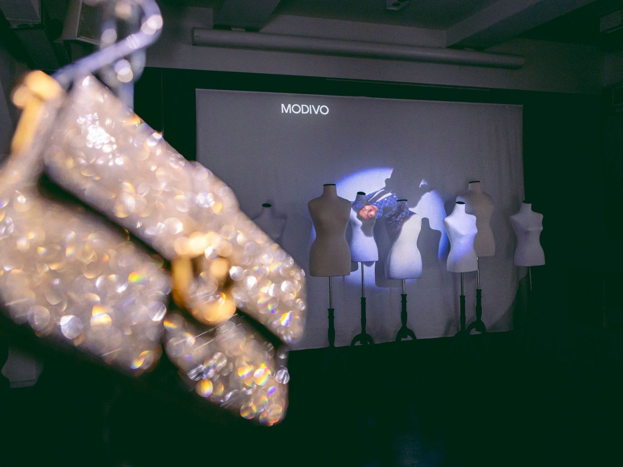 Χειμερινές και εορταστικές συλλογές παπουτσιών σε μια iconic εμπειρία Fashion Art Gallery στην Αθήνα