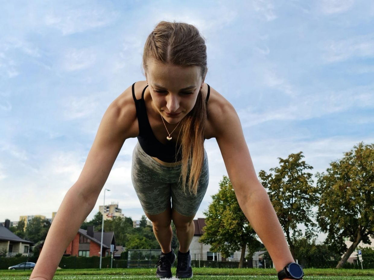 5 ασκήσεις σε όρθια θέση που μειώνουν το λίπος στην κοιλιά πιο γρήγορα από τους κλασικούς κοιλιακούς