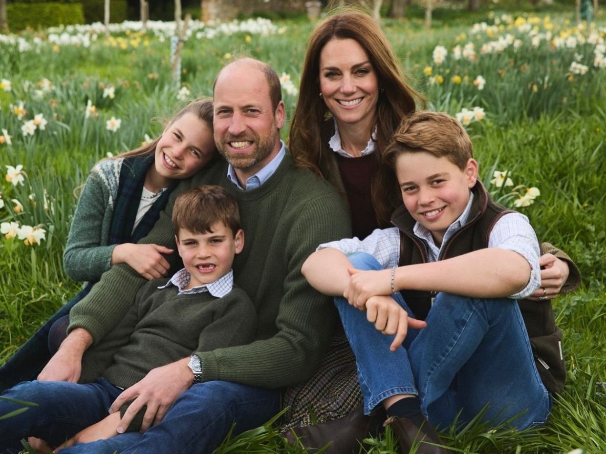 Ο William και η Kate Middleton αγκαλιά με τα παιδιά τους: Γιατί επέλεξαν αυτή την αδημοσίευτη φωτό