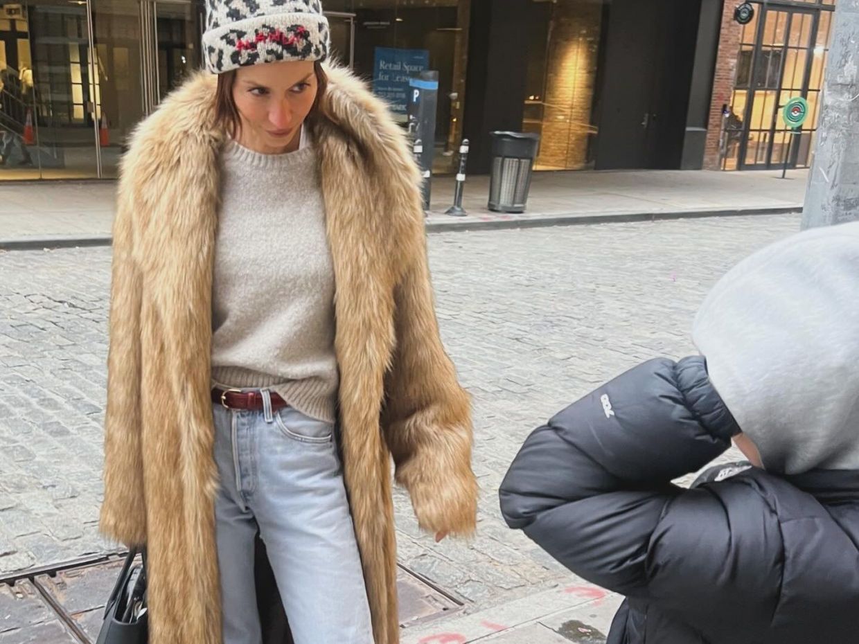 Το απόλυτο casual winter look της Σοφίας Καρβέλα: Μακριά γούνα & effortless στυλ