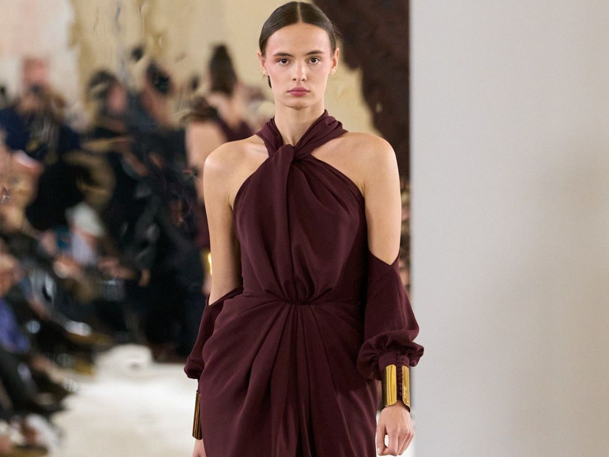 Burgundy Obsession: Το χρώμα-κλειδί για τα χειμερινά looks & τις επίσημες περιστάσεις