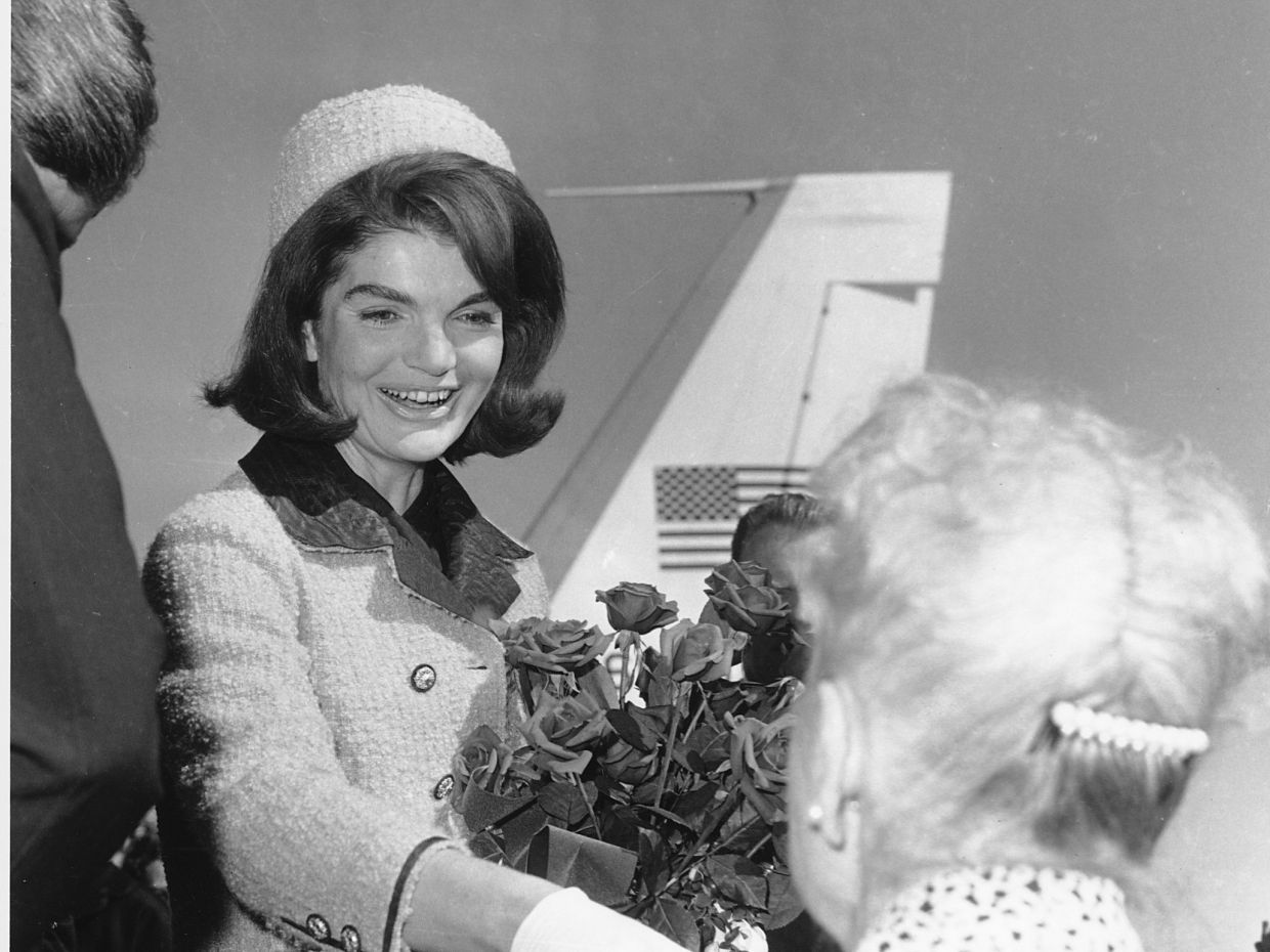 Το εμβληματικό pillbox hat της Jackie Kennedy, επέστρεψε ξανά στα urban looks