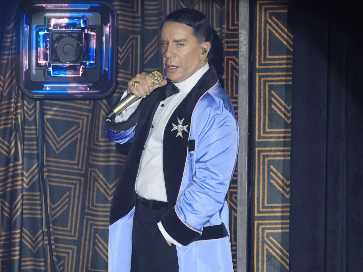 «Να σας συστηθώ ξανά, είμαι ο Γιώργος Μαζωνάκης ο αληθινός»: Η πρεμιέρα στην Ακτή Πειραιώς