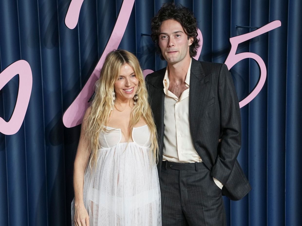 44, έγκυος και περήφανη: Η Sienna Miller ξαναγράφει τους κανόνες της μητρότητας