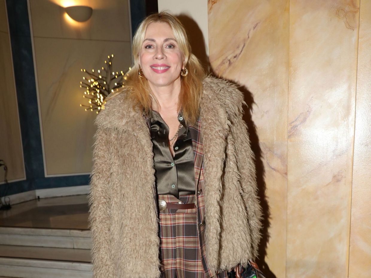 Η καρό φούστα της Σμαράγδας Καρύδη είναι το ιδανικό item για τις γιορτές