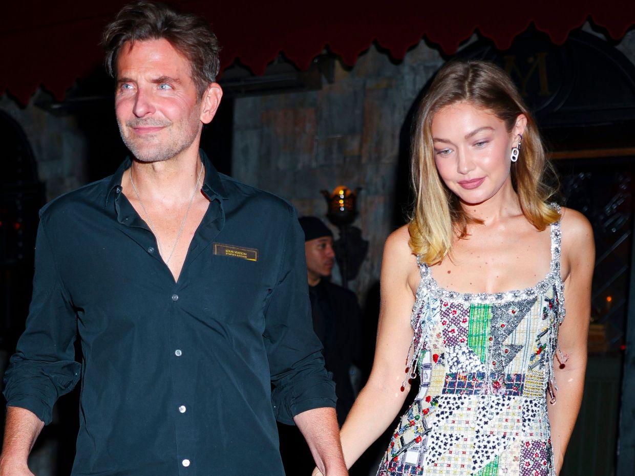 OΚ, o Bradley Cooper έκανε πρόταση γάμου στην Gigi Hadid, αλλά η μαμά του τι λέει για όλα αυτά;