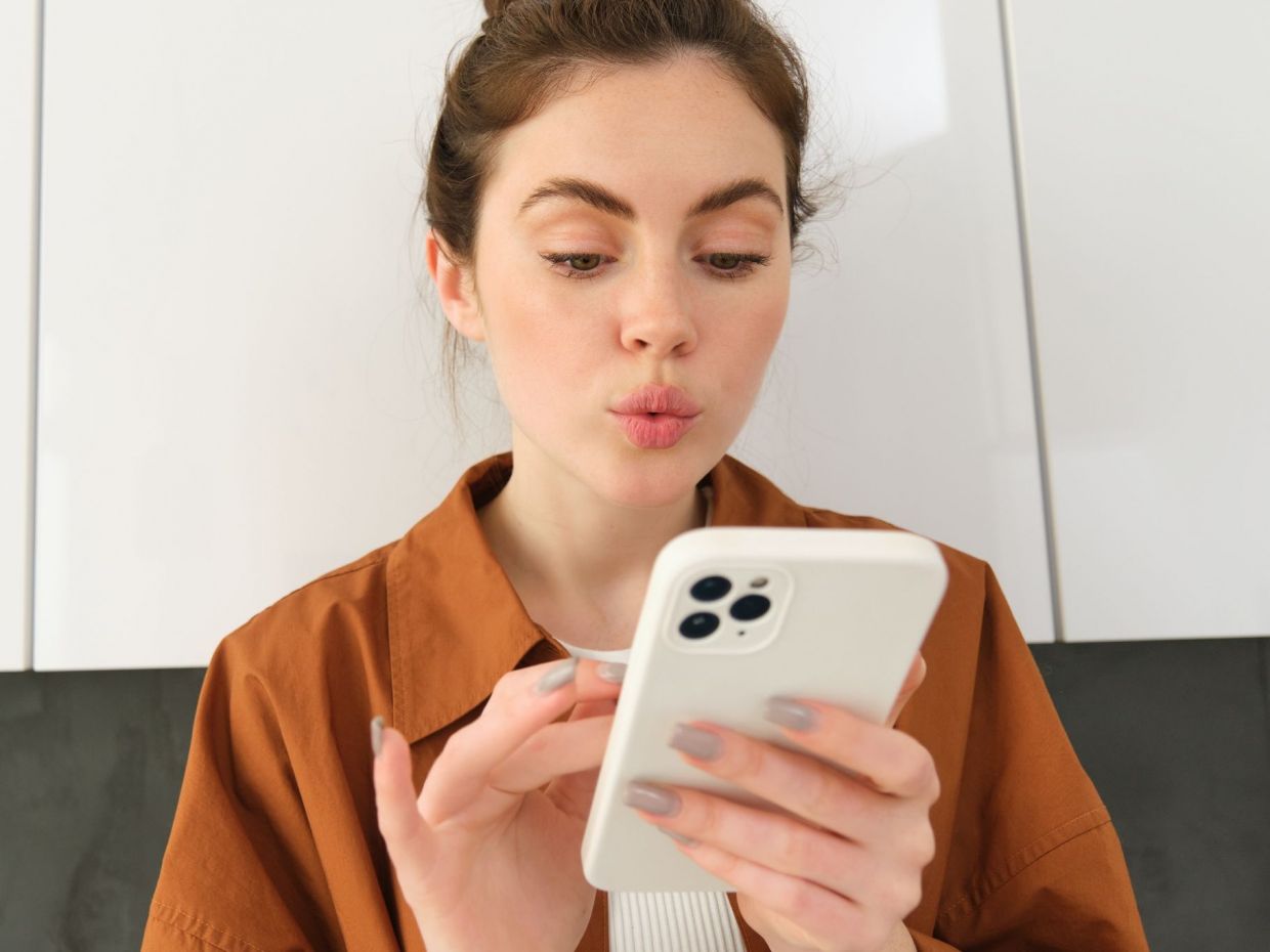 Texting με το ένα δάχτυλο: Μήπως η «αργή» αυτή συνήθεια κρύβει την πιο γοητευτική προσωπικότητα;