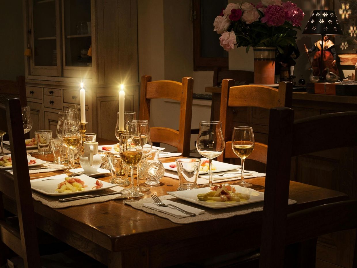 Το να σπρώχνεις την καρέκλα σου πίσω στη θέση της φεύγοντας από ένα τραπέζι «κρύβει» 9 αρετές