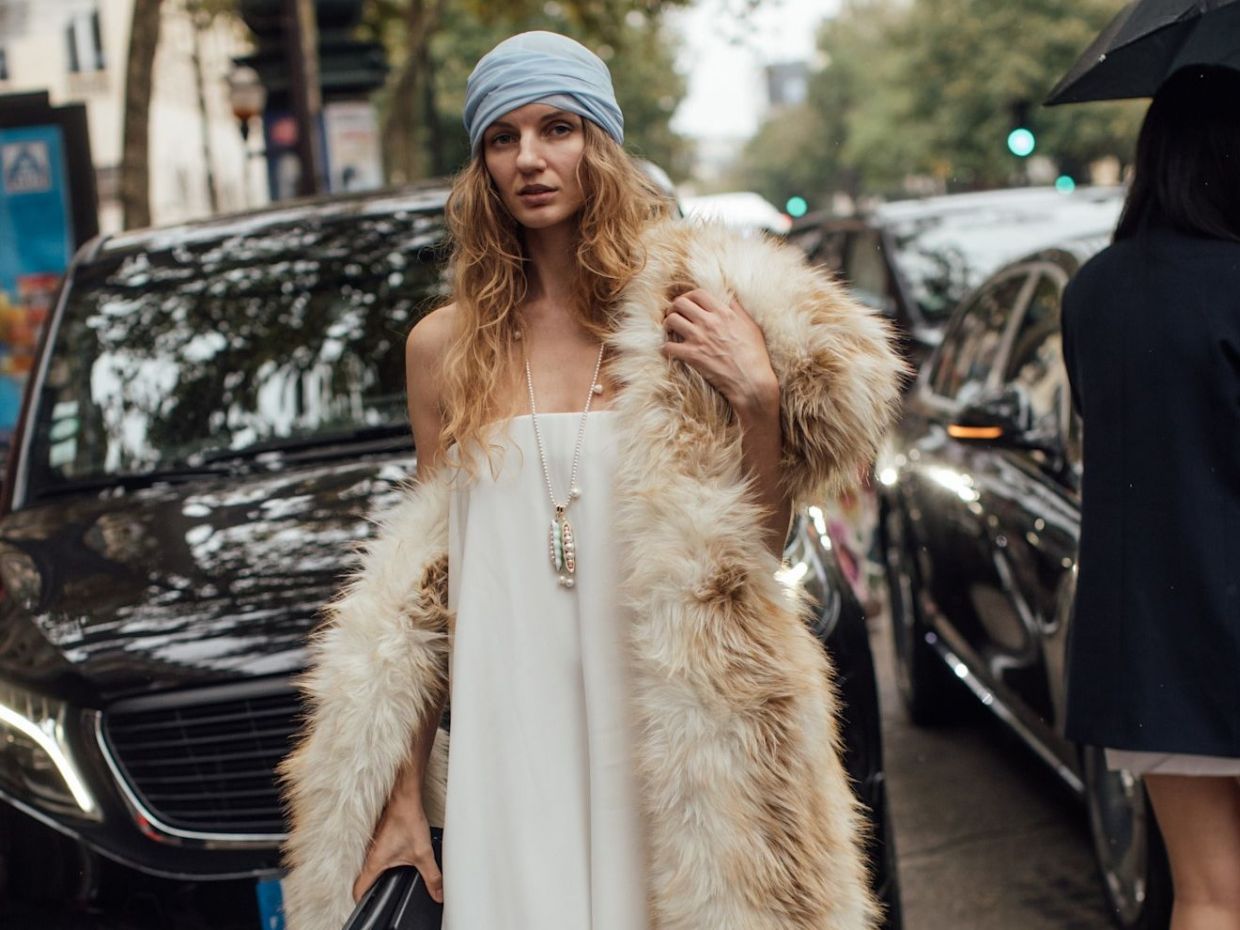 Ξέχνα τα στενά τζιν και τις μπότες μέχρι τον αστράγαλο - Το 2026 αυτό θα φοράνε όλοι με τις faux-fur