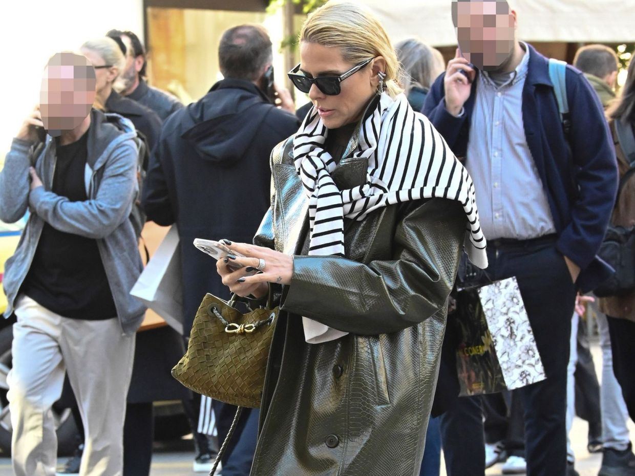 Τo fashion-forward street style σύνολο της Έλενας Γαλύφα, στο στολισμένο κέντρο της πόλης
