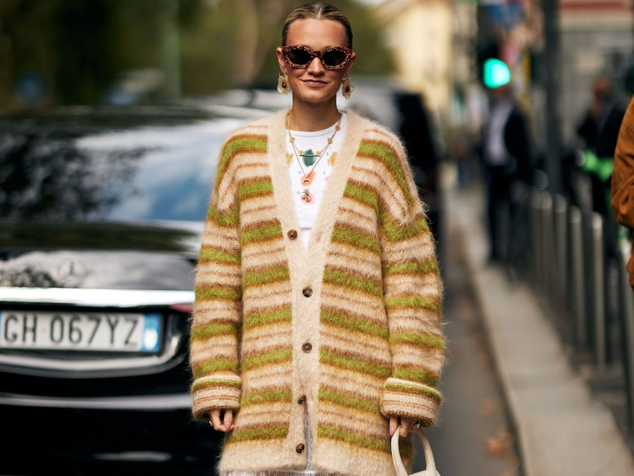 Oι maxi ζακέτες επιστρέφουν δυναμικά το 2026 και αυτός είναι ο πιο cool τρόπος να τις συνδυάσεις