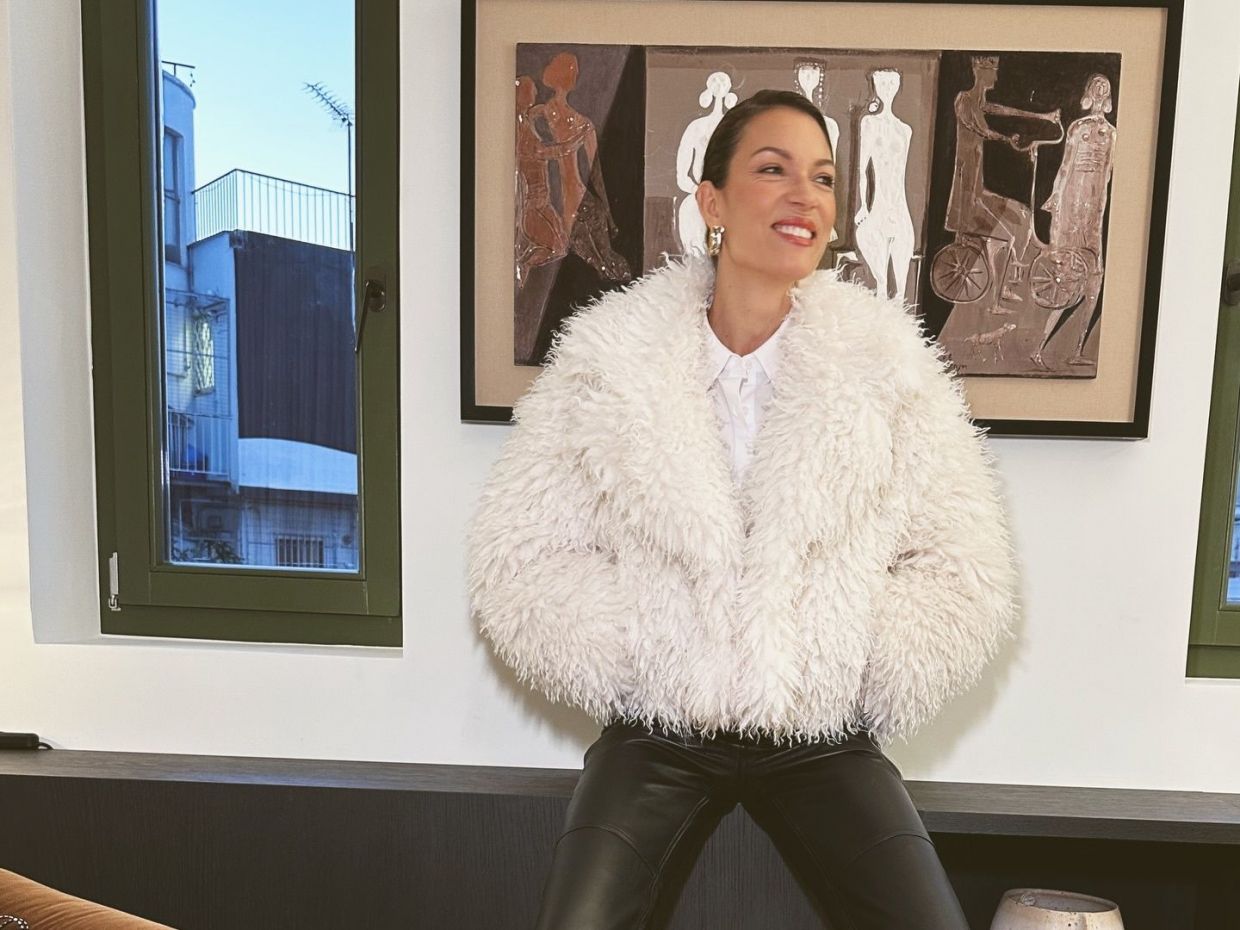 Το Pre-NYE Look της Βίκυς Καγιά: Λευκή γούνα και leather pants
