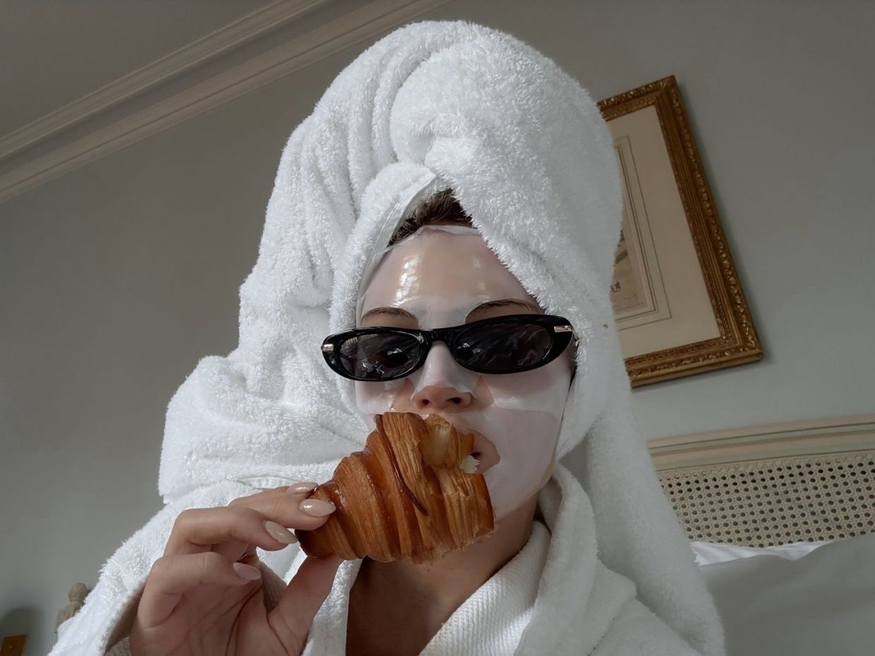 DIY μάσκα με αβοκάντο, μέλι και βρώμη για ανανεωμένη επιδερμίδα μετά το hangover της Πρωτοχρονιάς