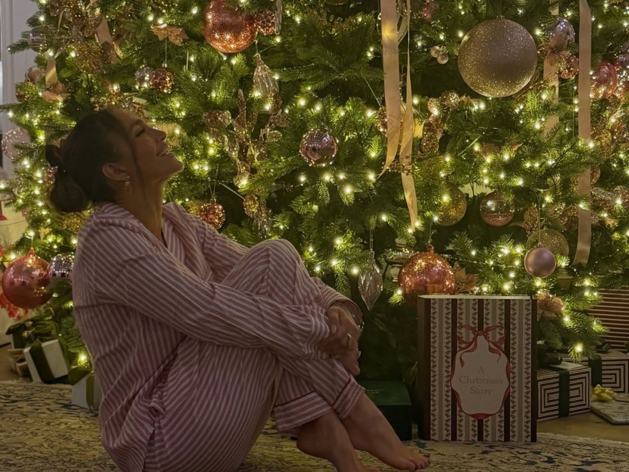 Stylish homewear ή…Pajama Party; Η JLO μας βάζει στο mood με τις πιο festive πιτζάμες