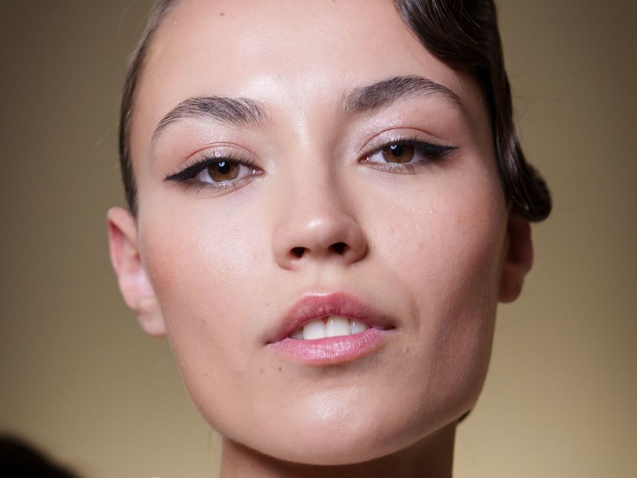 Πώς να πετύχεις την τέλεια γραμμή eyeliner με ένα μόνο τσιμπιδάκι μαλλιών