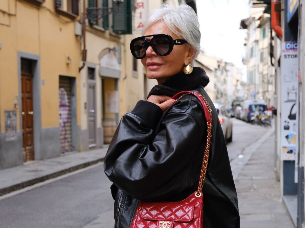 Ούτε βαφές ούτε κομμωτήριο: Η σπιτική μάσκα μαλλιών που καμουφλάρει τα λευκά και χαρίζει λάμψη