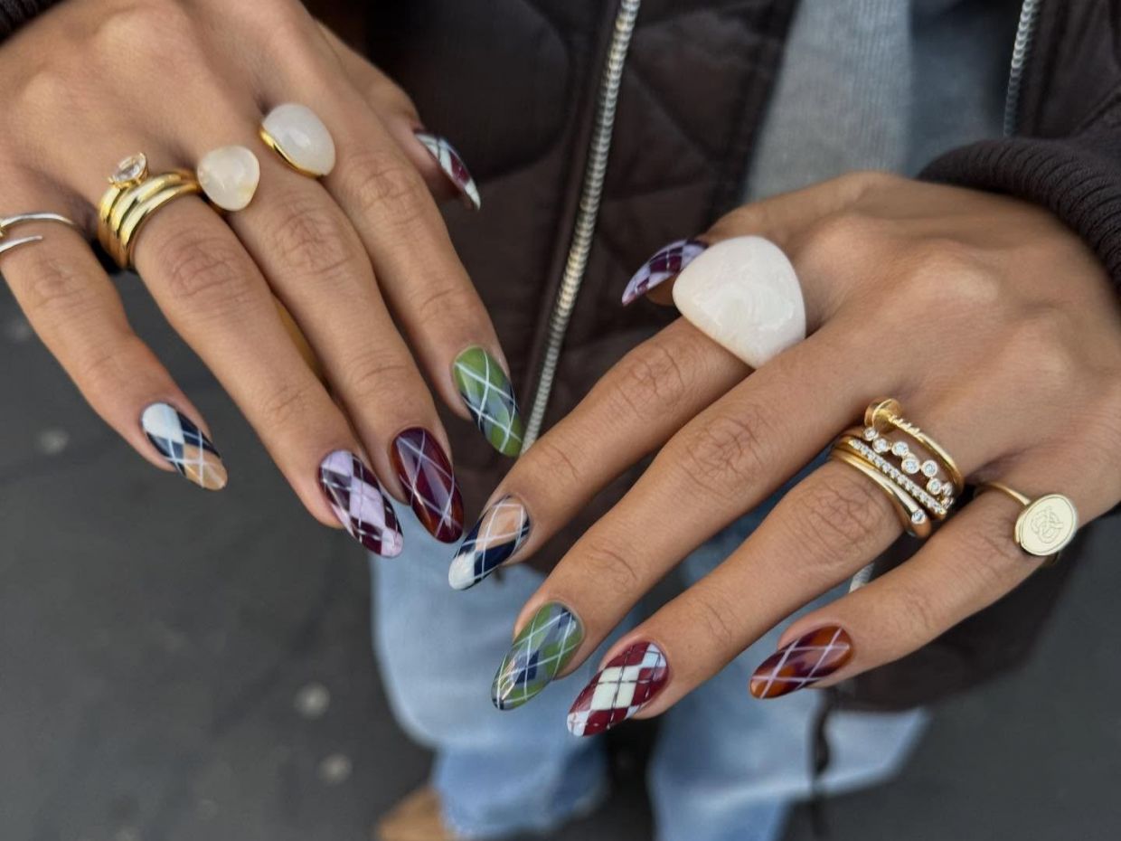 Plaid manicure: Γιατί να επιλέξεις ένα «καρό σχέδιο» στα νύχια