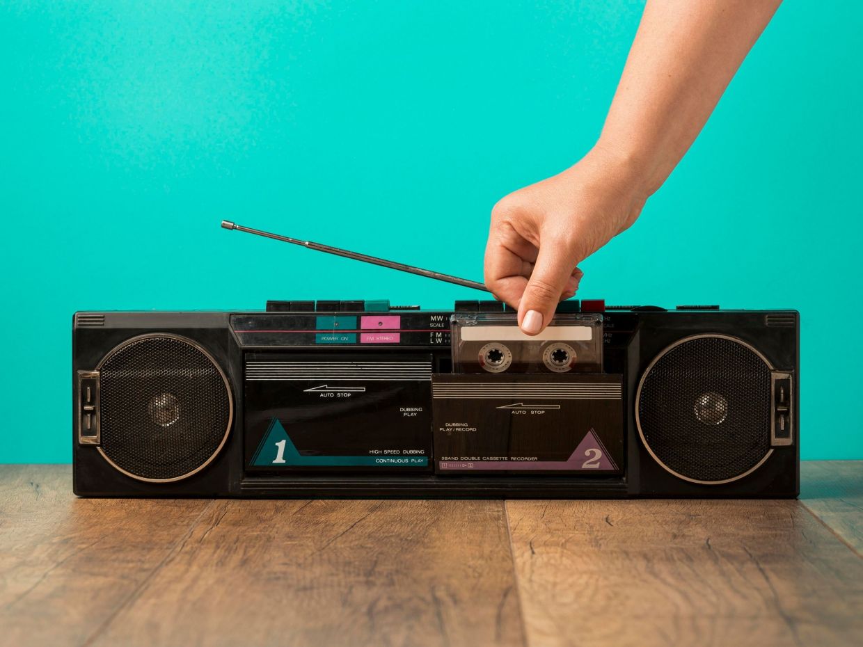 Η δύναμη της επιστροφής: Γιατί τα τραγούδια και τα βιβλία που κάποτε μάς στάθηκαν έχουν ακόμα νόημα