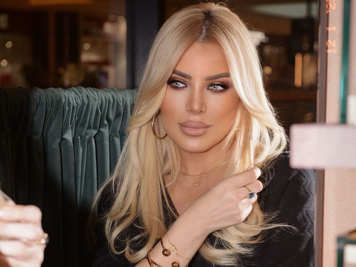 Καφέ smokey eye look: Η Κατερίνα Καινούργιου μάς δείχνει το μακιγιάζ που είναι για όλες τις ώρες