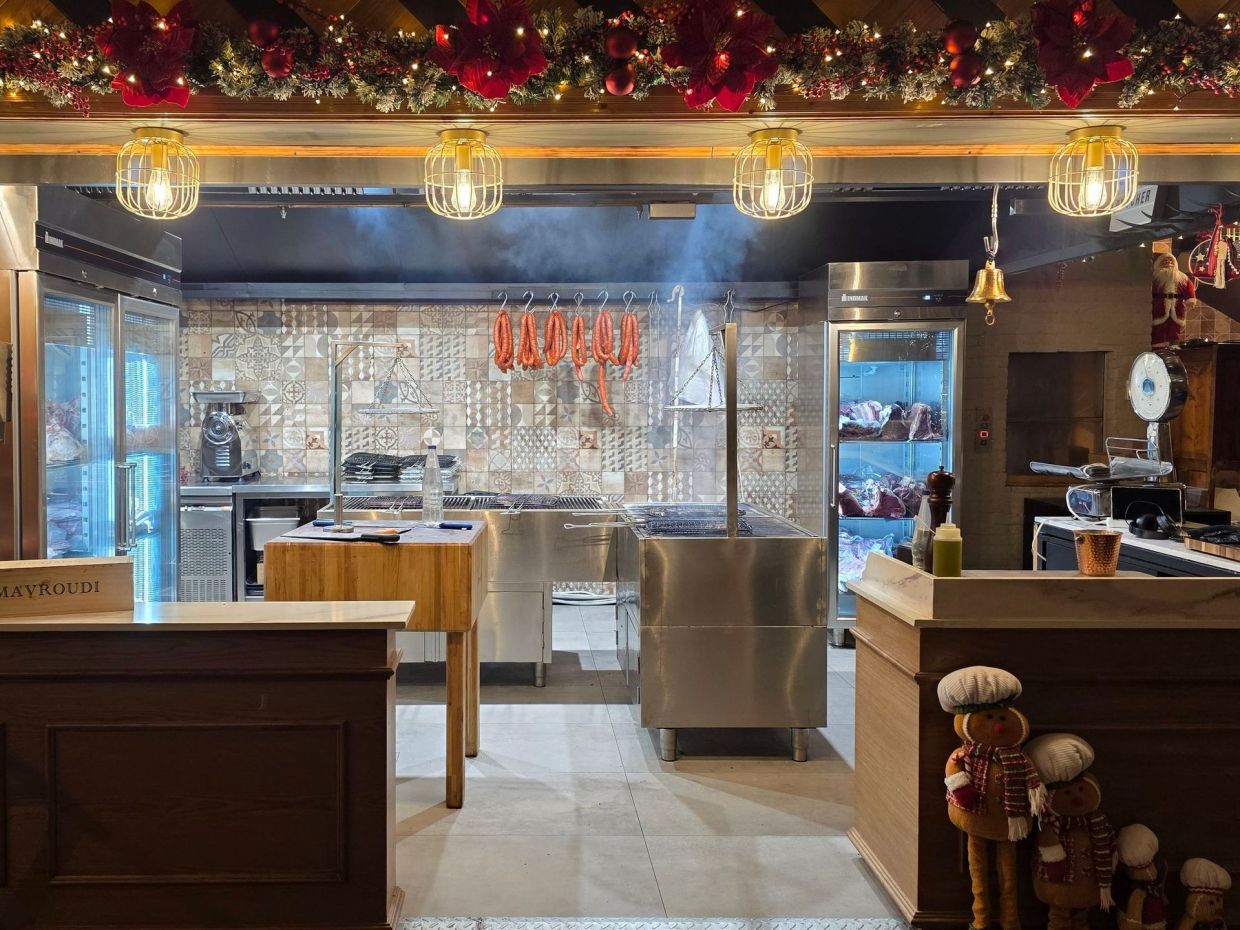 Ένας Άγ(ρ)ιος σερβίρει μπιφτέκι προβατίνα και old-school νοστιμιές σε μία διαφορετική χασαποταβέρνα