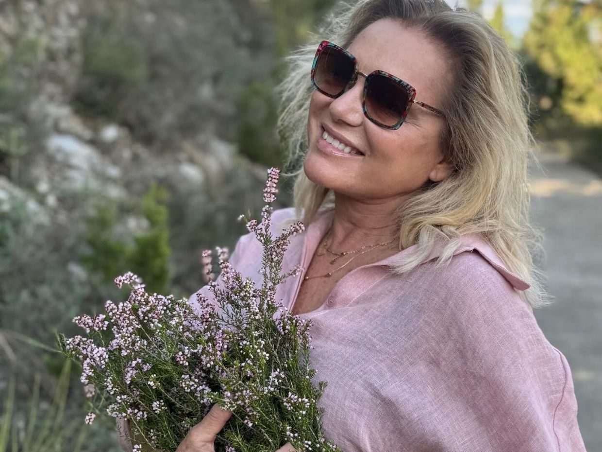 Η Μαρία Καβογιάννη έγινε 68: Η τούρτα από την Βίκυ Σταυροπούλου και η βραδιά με τραγούδια και φίλους