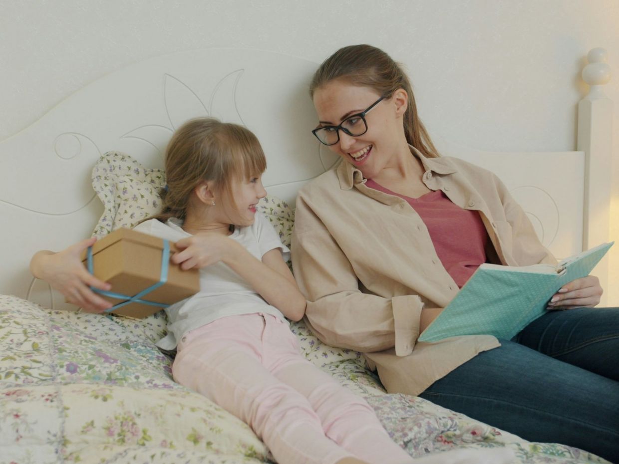 Friction-maxxing: Το νέο parenting trend που δεν έχει φίλτρα, δεν έχει apps και κάνει καλό σε όλους