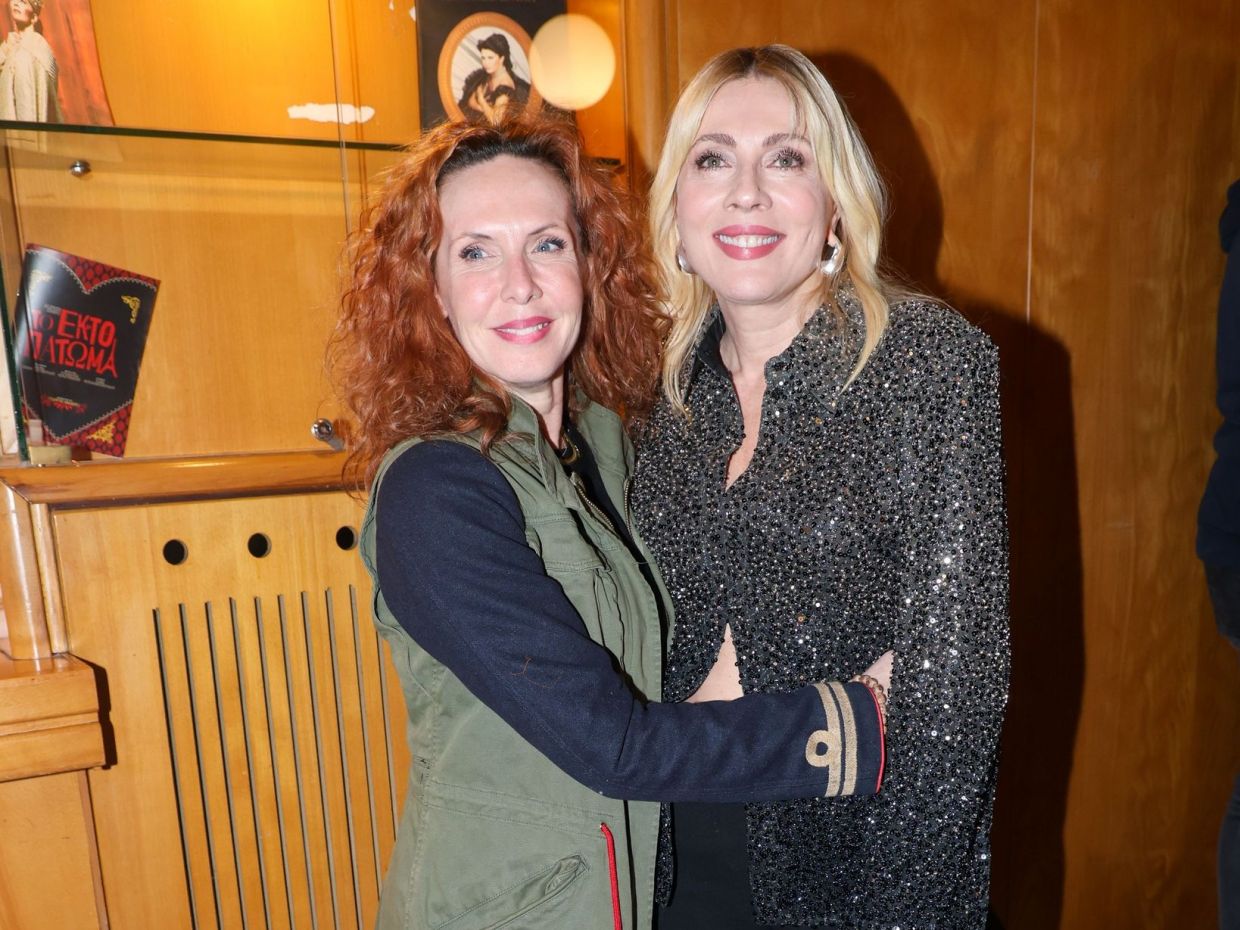 Παλτό & Faux γούνες: Όλα τα fashion looks στην παράσταση «Hotel Amour» της Σμαράγδας Καρύδη