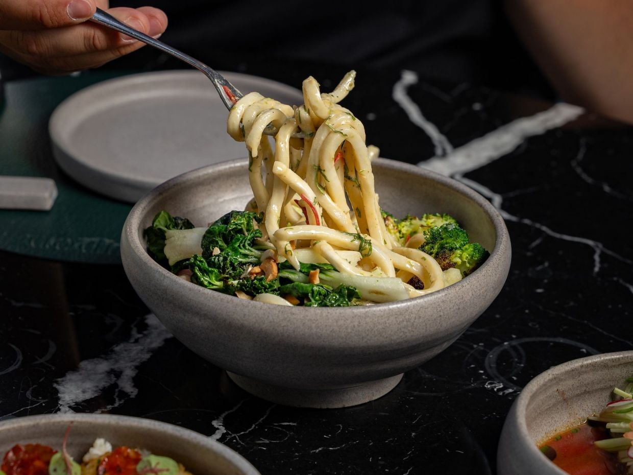 Udon σαλάτα, καρμπονάρα κριθαράκι και dumplings κουνέλι σε ένα διαφορετικό all-day στο Π. Φάληρο