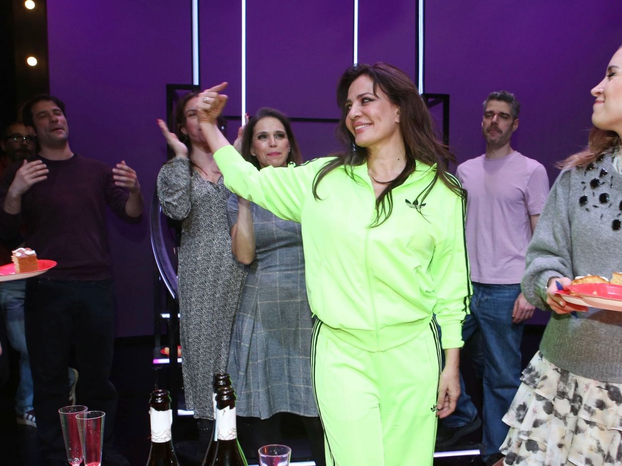 Η neon φόρμα της Δήμητρας Ματσούκα έφερε τη νοσταλγία στο σήμερα: Πώς να την φορέσεις το 2026