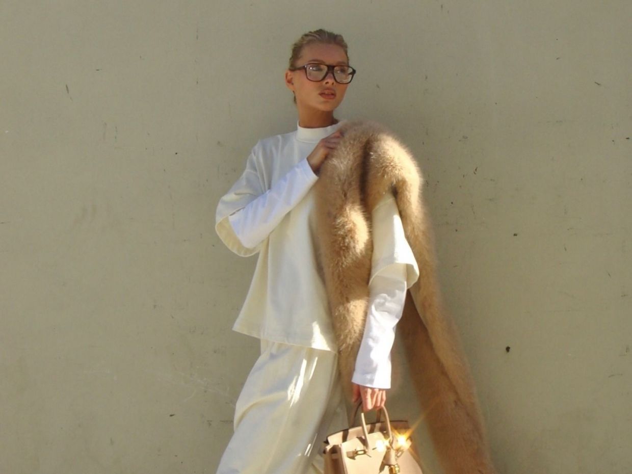 H Elsa Hosk δείχνει πώς να φορέσουμε το λευκό κολάν τον χειμώνα: Είναι πάλι 2010;