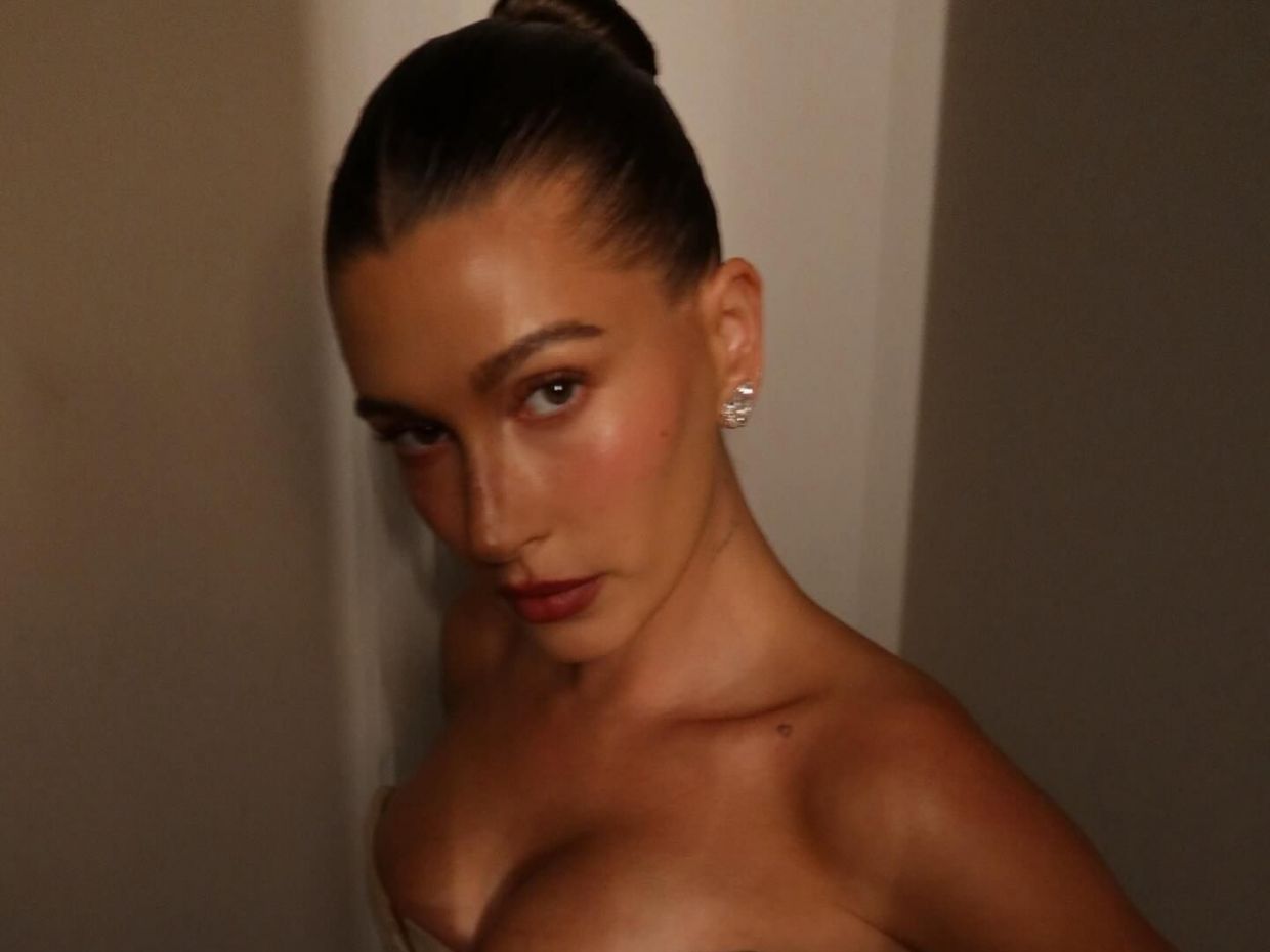 Είναι τελικά το sleek bun της Hailey Bieber «safe» για τα μαλλιά σου; Η απάντηση θα σε εκπλήξει