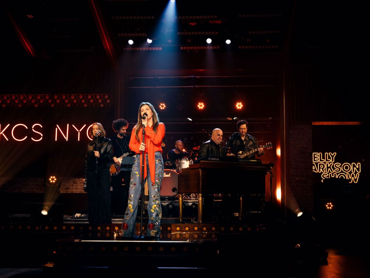 Denim jeans με λουλούδια ξανά! Η Kelly Clarkson μας έδειξε τον τρόπο να τα φορέσουμε την άνοιξη 2026