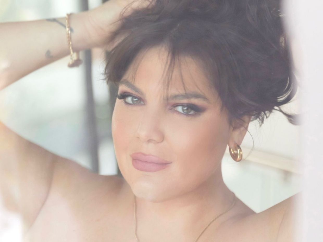 Μωβ Smokey Eye Look: Η Δανάη Μπάρκα έκανε το μακιγιάζ που ταιριάζει τέλεια σε ξανθές και μελαχρινές