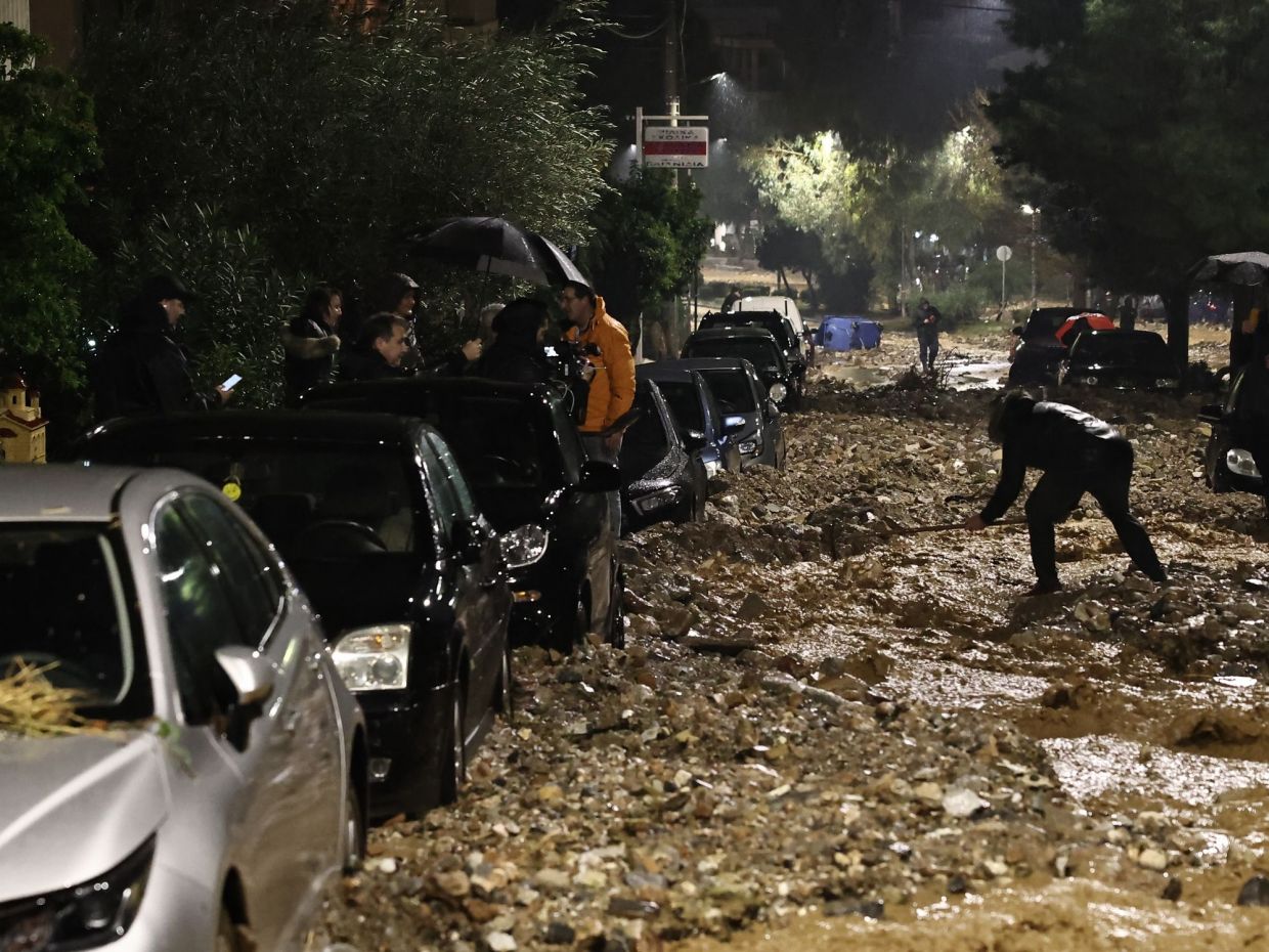 Δεν είναι λύση το να «μην κυκλοφορούμε»: Οι 2 νεκροί, η καταστροφή από τις πλημμύρες & η οργή στο Χ