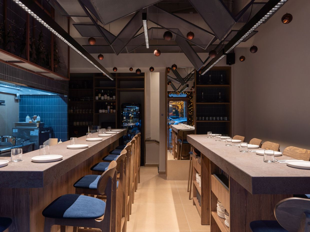 Ένα Thirio έκανε την εμφάνισή του στο κέντρο της πόλης και βάζει το counter dining στο επίκεντρο