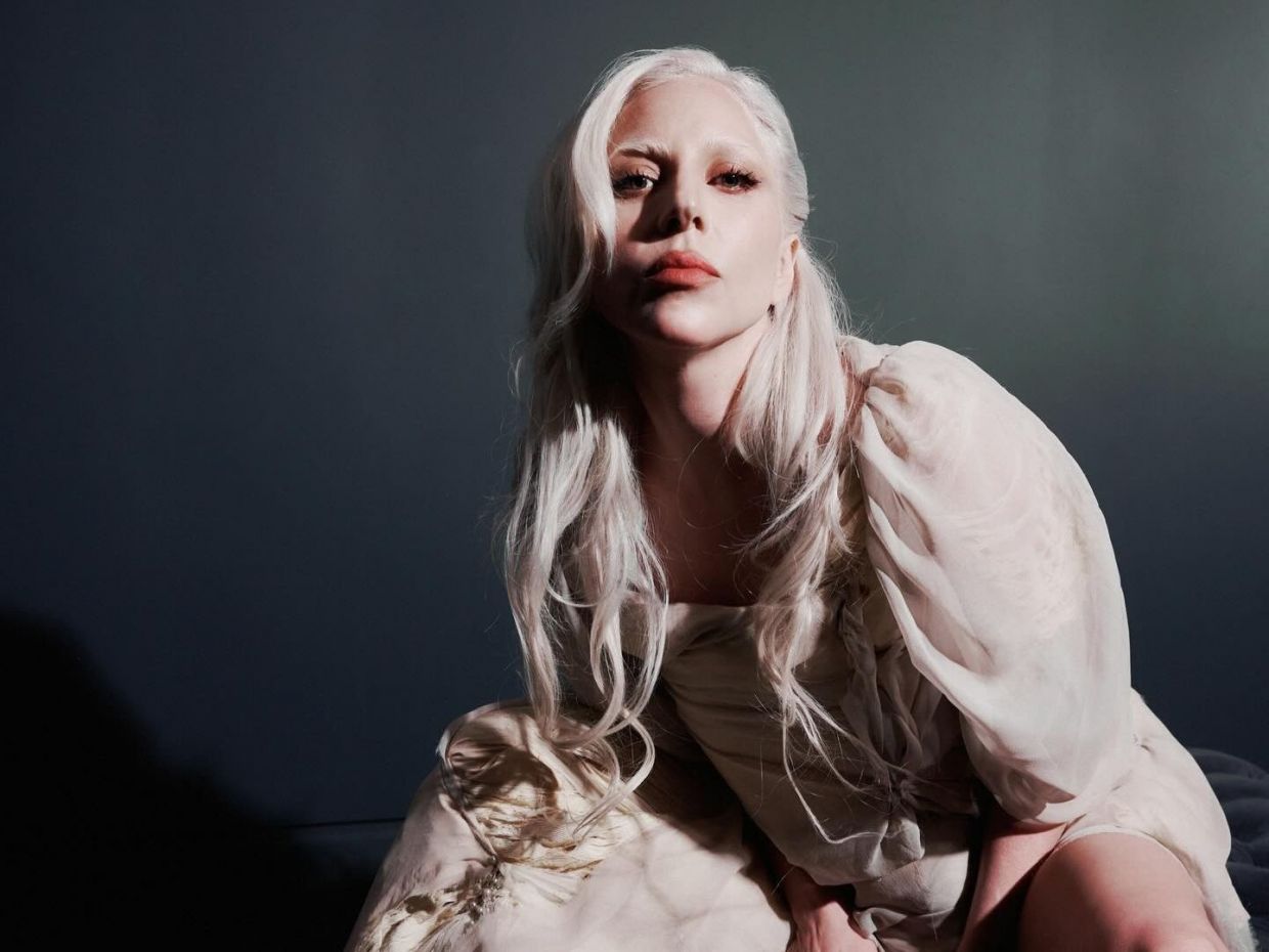 Το θρυλικό hair bow της Lady Gaga από τα 00s επιστρέφει, αλλά με black velvet attitude