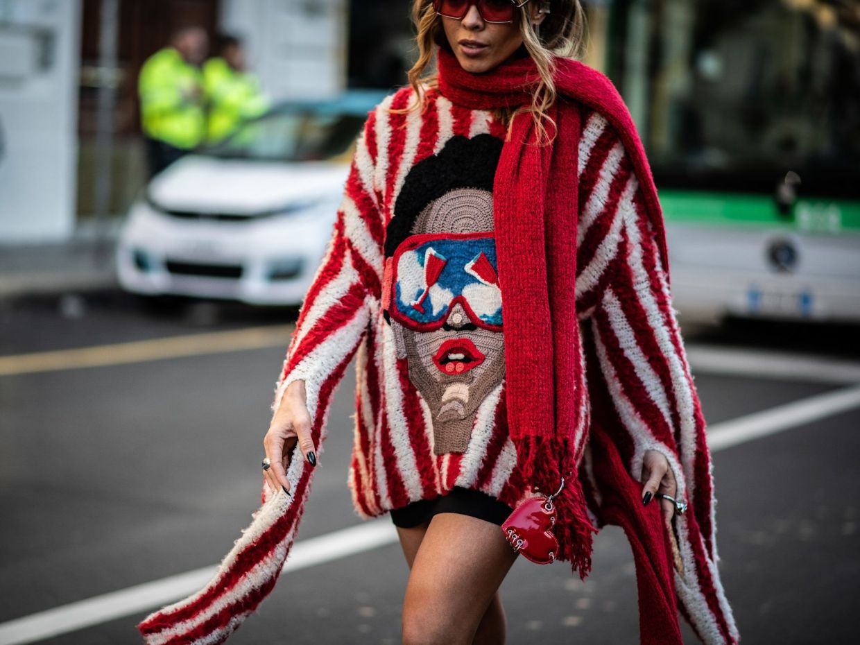 Το χρώμα που λείπει από το χειμωνιάτικο look σου θα έρθει με ένα πλεκτό πουλόβερ