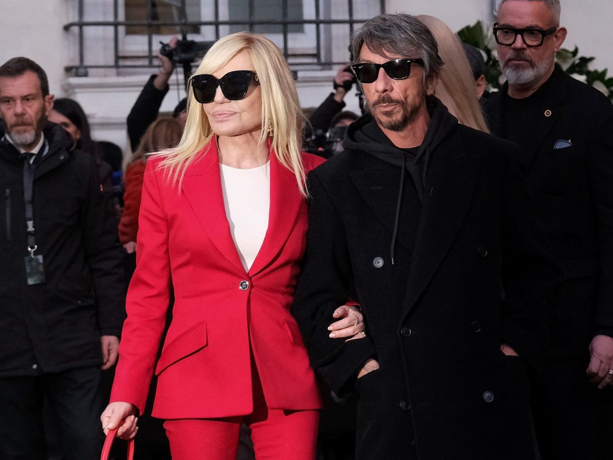 Rosso Valentino: Η Donatella Versace αποχαιρετά τον Valentino στην Ρώμη με τον πιο συμβολικό τρόπο