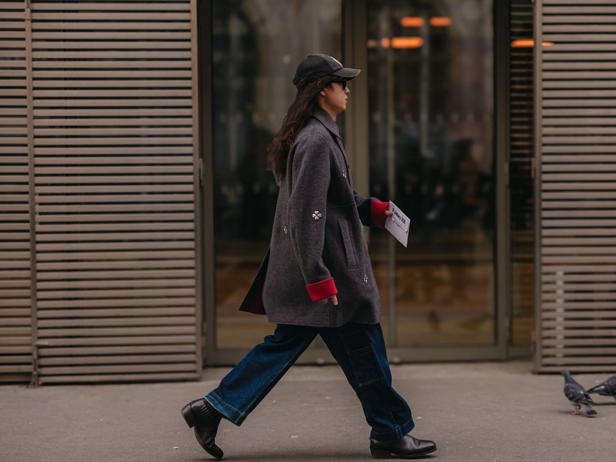 3 τρόποι να φορέσεις denim jeans όπως τα φοράνε τώρα στους δρόμους του Παρισιού