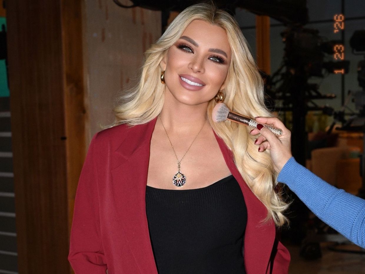 Η Κατερίνα Καινούργιου μάς δείχνει τη νέα τάση στο μακιγιάζ, το «κόκκινο» smokey eye look