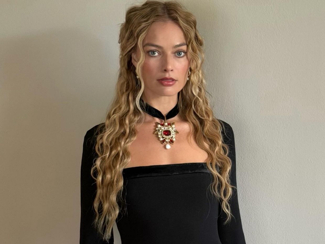 Winter Beach Waves: Πώς να πετύχεις το χτένισμα της Margot Robbie για all day εμφανίσεις
