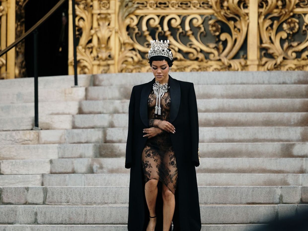 Schiaparelli Haute Couture: Όλες οι λεπτομέρειες της υψηλής ραπτικής, μέσα και έξω από το show