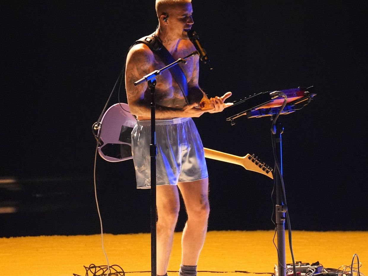 Ο Justin Bieber ημίγυμνος στα Grammys 2026! Η «Yukon» - αφιέρωση στη Hailey και το τατουάζ όλο νόημα