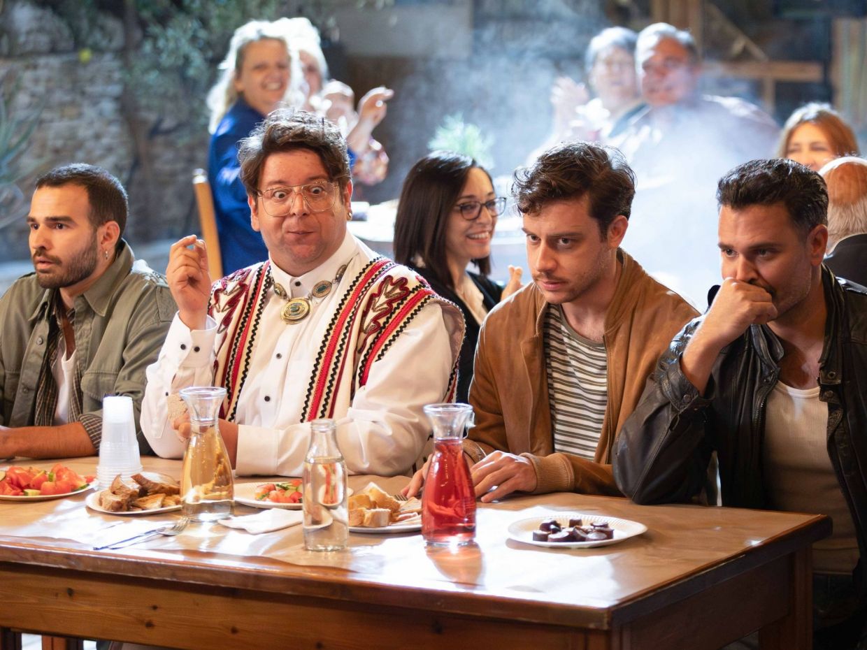 Το Γιατί ρε πατέρα πάει Νetflix ενώ νέοι έρωτες δυσκολεύουν και τους 3 κληρονόμους