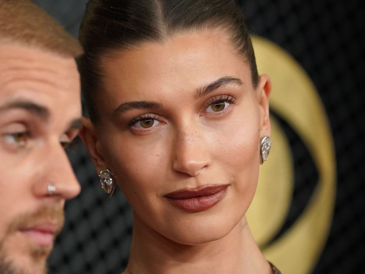 Το manicure της Hailey Bieber για τα φετινά Grammys είναι ένας συνδυασμός από 4 διαφορετικά βερνίκια