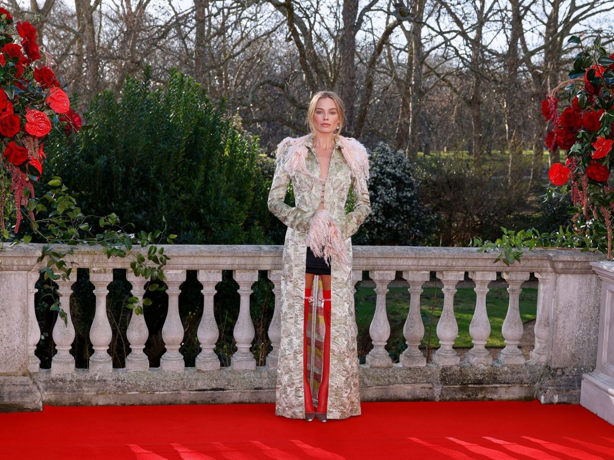 New styling era για την Margot Robbie - Η νέα εντυπωσιακή εμφάνιση από την πρεμιέρα στο Λονδίνο
