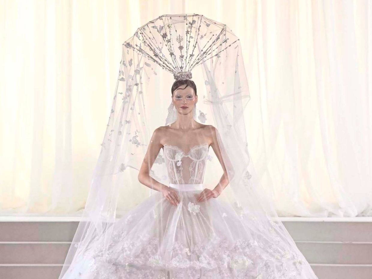 Στο show  της Celia Kritharioti SS26 το Old Hollywood glam απέκτησε μία νέα και arty όψη